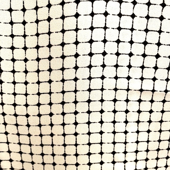 Women’s V-Neck Tie Tank/Blouse. - Picture 3 of 4